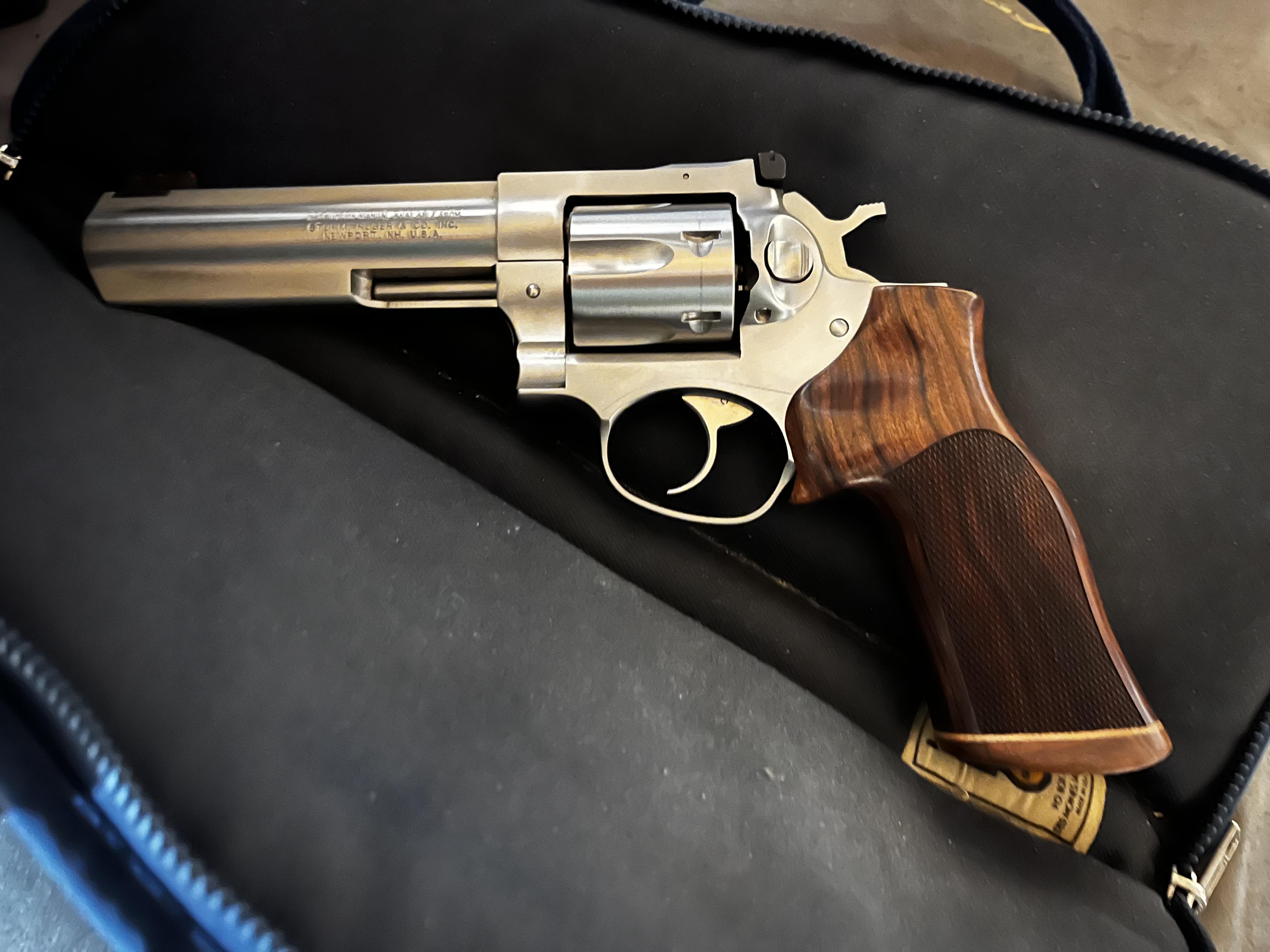 Hogue GP100 Grips.jpg