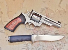 Ruger GP100 and Knife.JPG